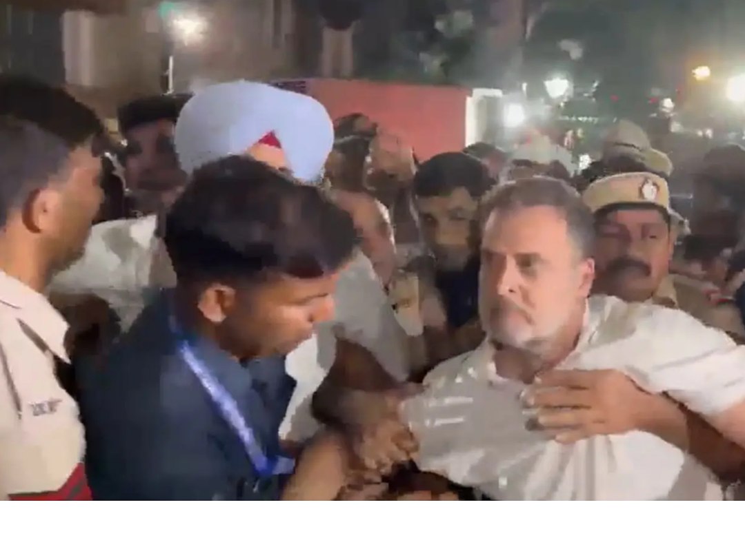 EC के खिलाफ कांग्रेस का बड़ा हल्लाबोल: राहुल-प्रियंका समेत ‘इंडिया’ ब्लॉक के नेता गिरफ्तार, SIR के विरोध में दिल्ली में सियासी संग्राम”देखिए वीडियो...